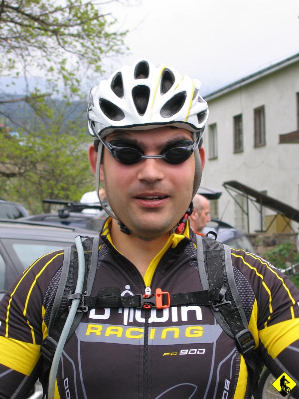 mtb 006.jpg - W nocy prognozowano duże załamanie pogody i tak też było. Z 26st zrobiło się 14cie i miało padać. Piotrek - jako, że jest przygotowany na wszystko – miał też deszczowy zestaw.